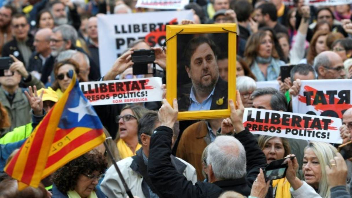Manifestants le 2 mai 2018 à Barcelone pour la libération des dirigeants indépendantistes catalans.
