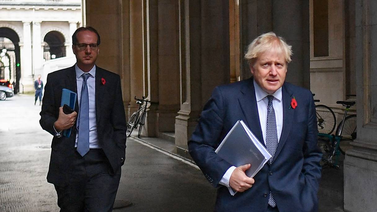 Le Premier ministre britannique Boris Johnson et Martin Reynolds, son secrétaire particulier, reviennent au 10, Downing Street, après avoir présidé une réunion au Bureau des Affaires étrangères, du Commonwealth et du développement, le 10 novembre 2020, à Londres.
