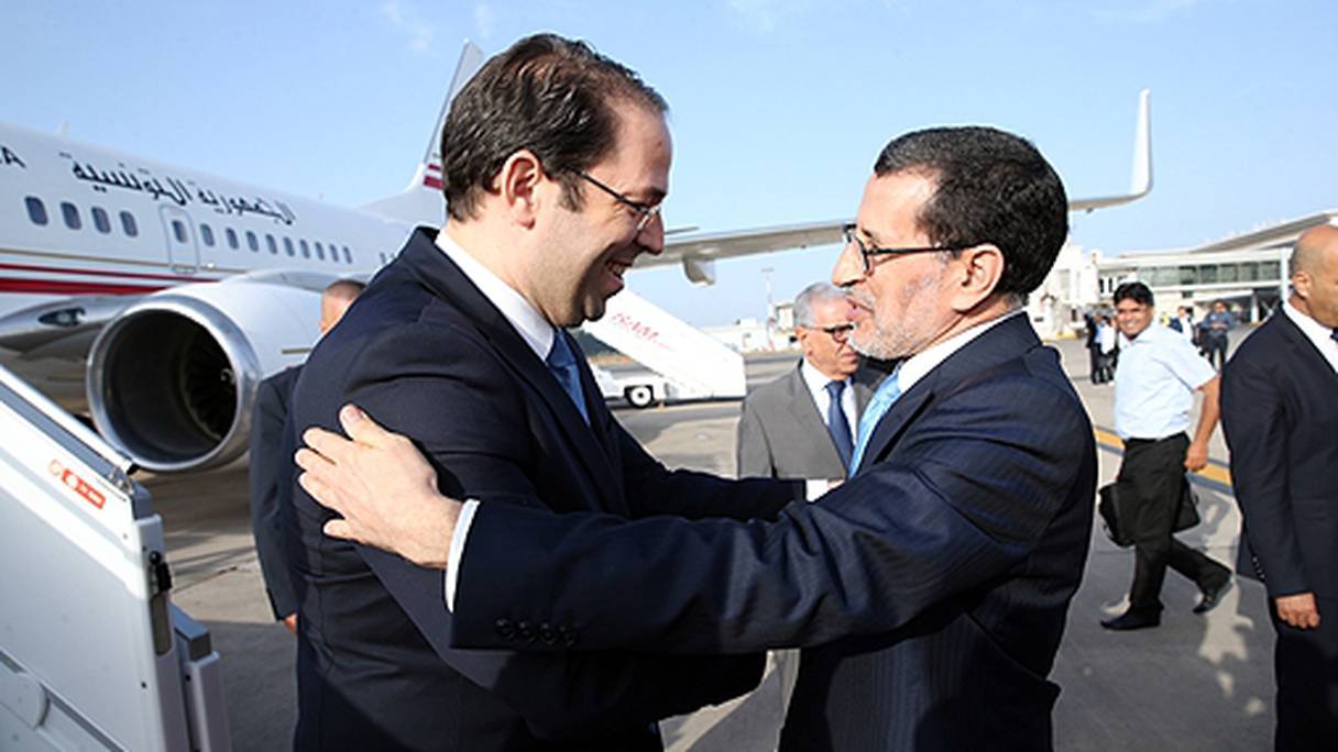 Le chef du gouvernement tunisien salué par Saâd-Eddine El Othmani à son arrivée.
