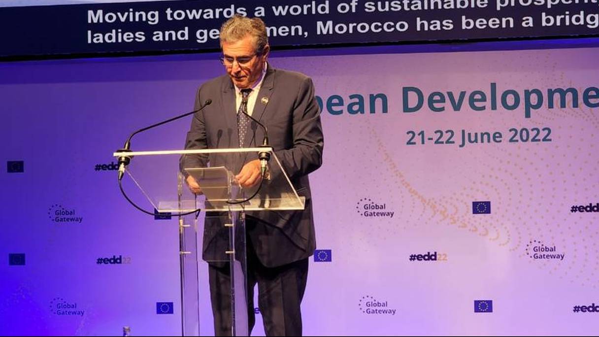 Le Chef du gouvernement, Aziz Akhannouch, prononce une allocution lors des Journées européennes du développement, organisées à Bruxelles, le 21 juin 2022.

