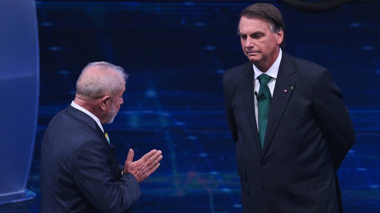 L'ancien président brésilien (2003-2010) et candidat Luiz Inacio Lula da Silva (à gauche), s'adresse au président brésilien et candidat au scrutin Jair Bolsonaro lors d'un débat présidentiel télévisé à Sao Paulo, au Brésil, le 16 octobre 2022.
