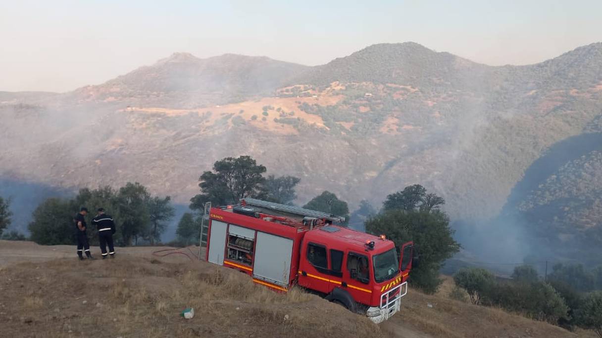 Un camion-citerne des services de la Protection civile, à l'œuvre pour circonscrire les flammes qui ravagent le couvert forestier dans la province de Taza, le 15 juillet 2022. 
