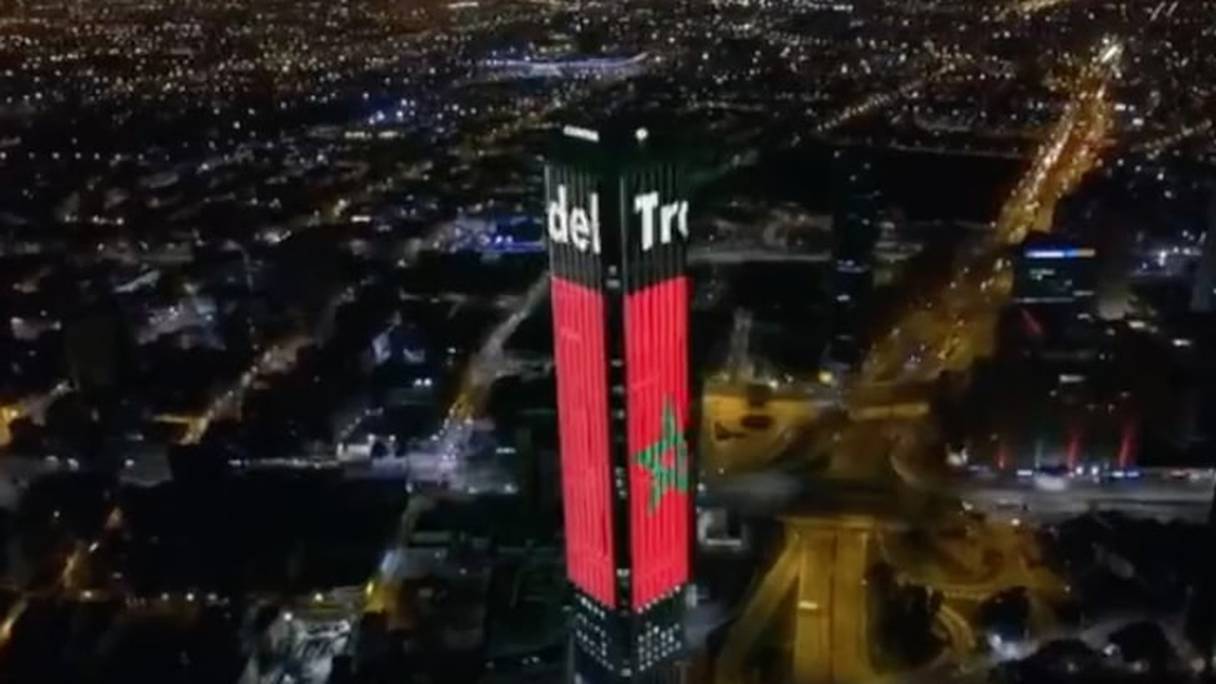 La plus haute tour de Bogota en Colombie illuminée aux couleurs du Maroc à l'occasion de la fête du Trône, le 31 juillet 2021.
