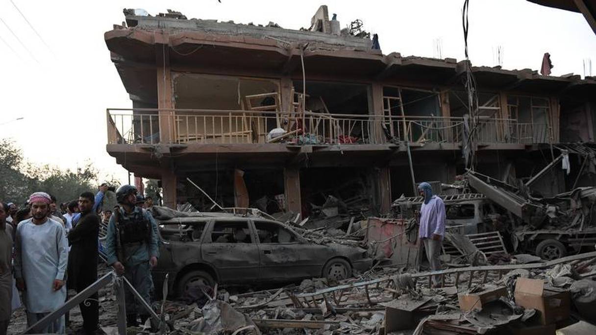 L'explosion a soufflé de nombreuses résidences, détruit un marché de fruits et creusé un énorme cratère d'environ dix mètres de profondeur.
