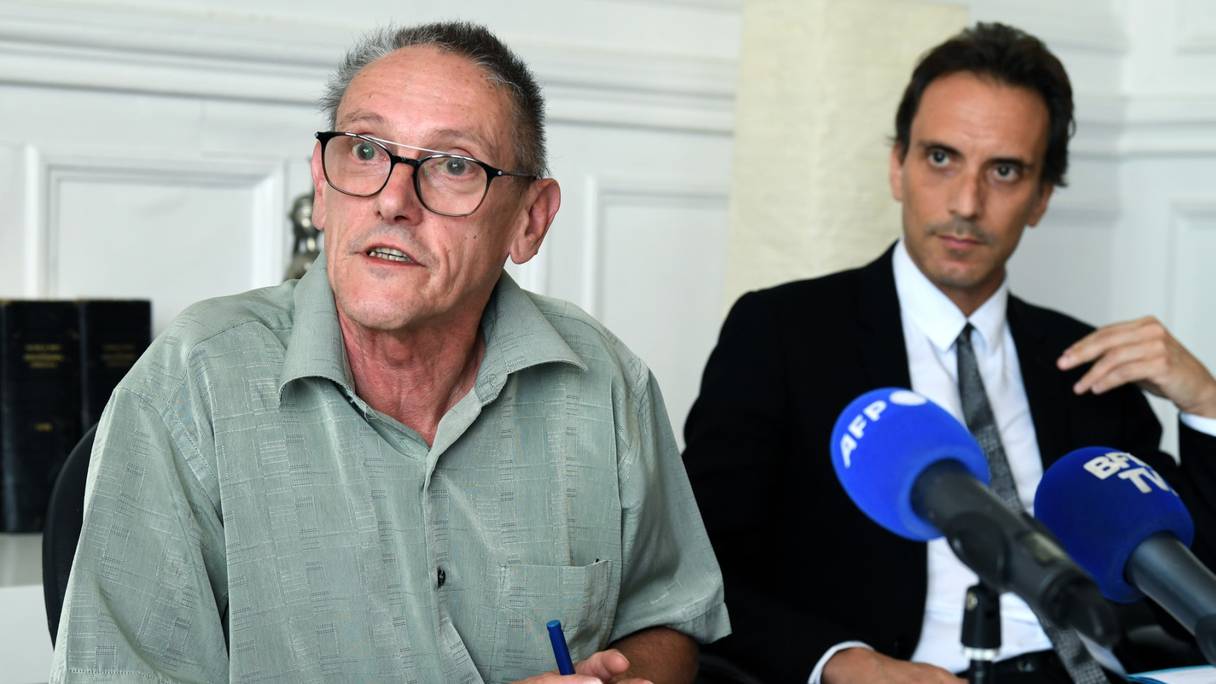 Paul Raoult, père du Français Sébastien Raoult détenu au Maroc et recherché par les Etats-Unis pour son implication présumée dans des actes de cybercriminalité, et son avocat Me Ohayon assistent à une conférence de presse à Paris le 2 août 2022.
