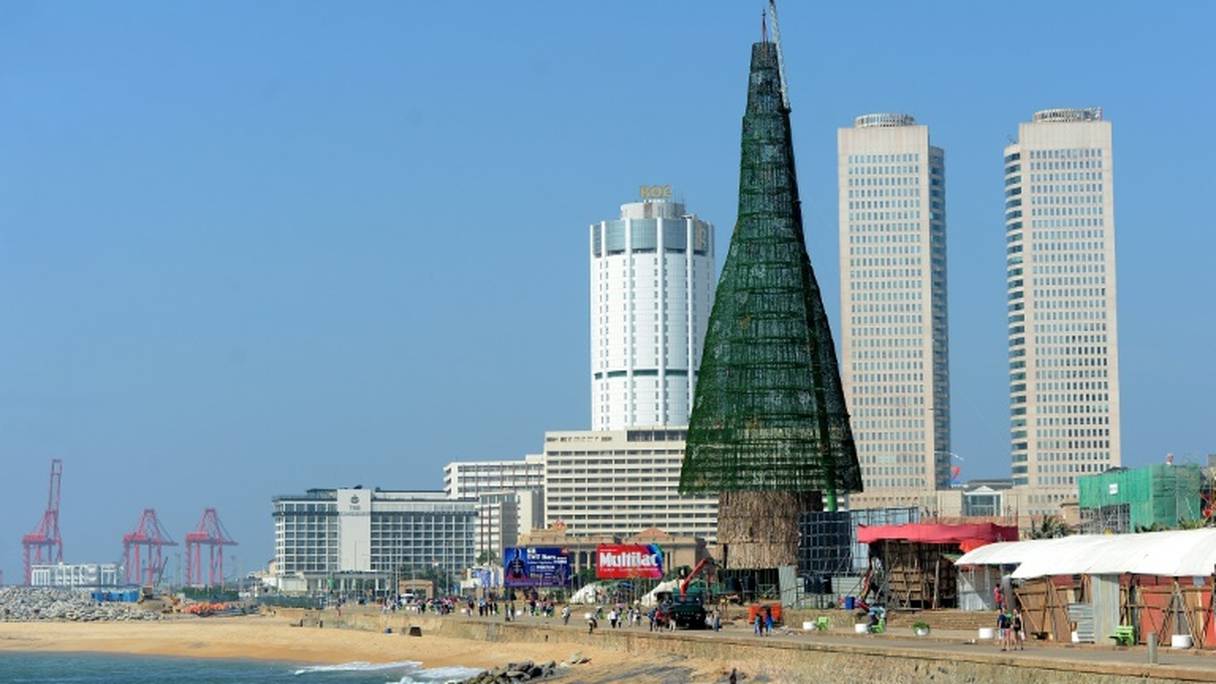 L'arbre de Noël artificiel présenté comme le plus haut du monde à Colombo, au Sri Lanka.

