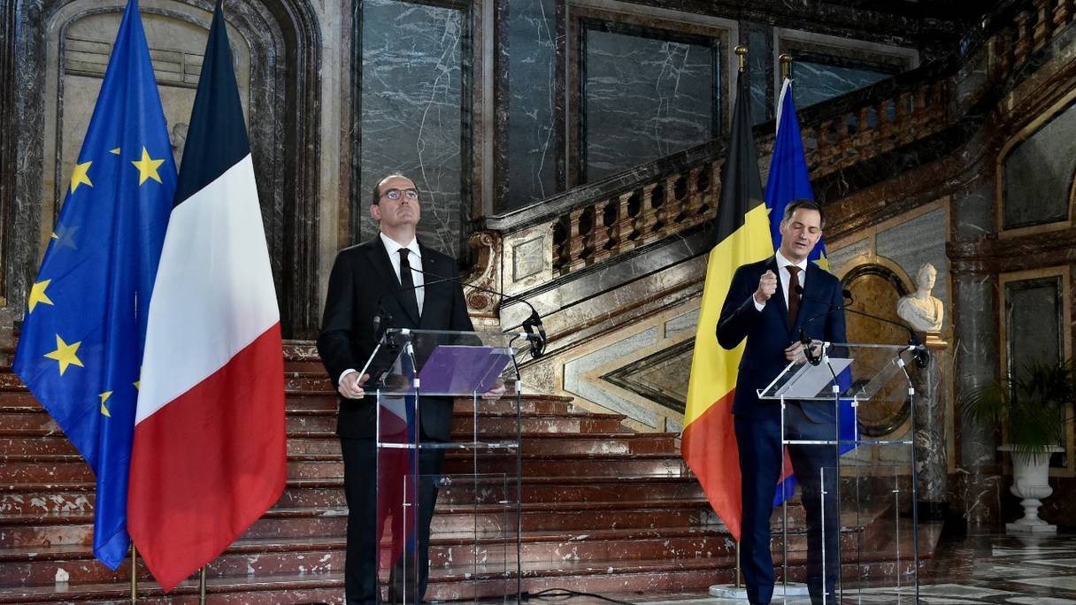 Le Premier ministre belge Alexander De Croo (à droite) et son homologue français Jean Castex (à gauche) s'adressent à une conférence de presse après une réunion ministérielle bilatérale le 22 novembre 2021 à Bruxelles.
