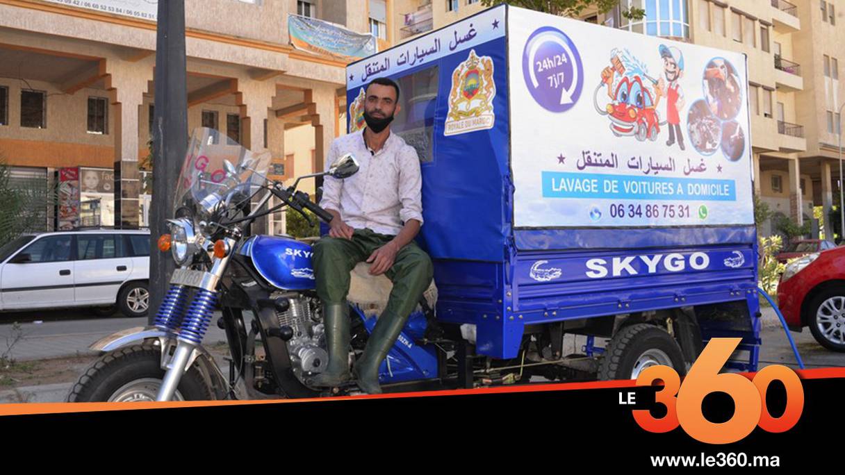 Abdelhabib Moustitif à bord de son unité mobile de lavage de voitures.
