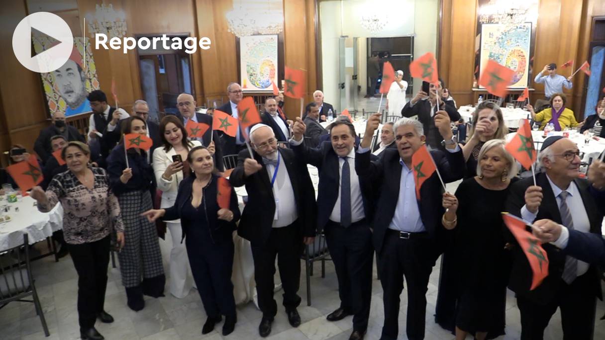 Les membres de communautés israélites du sud de la France chantent ensemble «Laâyoune Ayniya», lors d'une réception organisée en leur honneur, mercredi 23 février 2022 à Casablanca.
