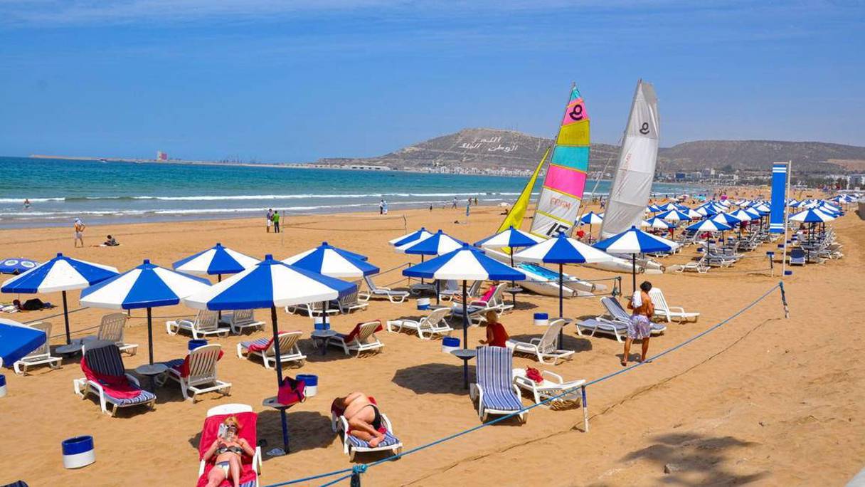 Une plage privée de la baie d'Agadir, gérée par un établissement hôtelier. 
