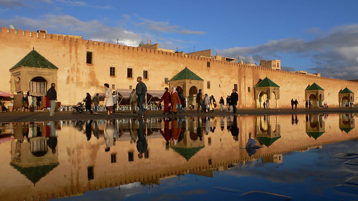 Meknès, place Lahdim. Cette esplanade, entre la vieille ville et la partie impériale, doit son nom, «place de la démolition», après que des tonnes de gravats y furent entreposées, lors des travaux de reconstruction de la cité, sous le sultan Moulay Ismaïl (1645 - 1727). 
