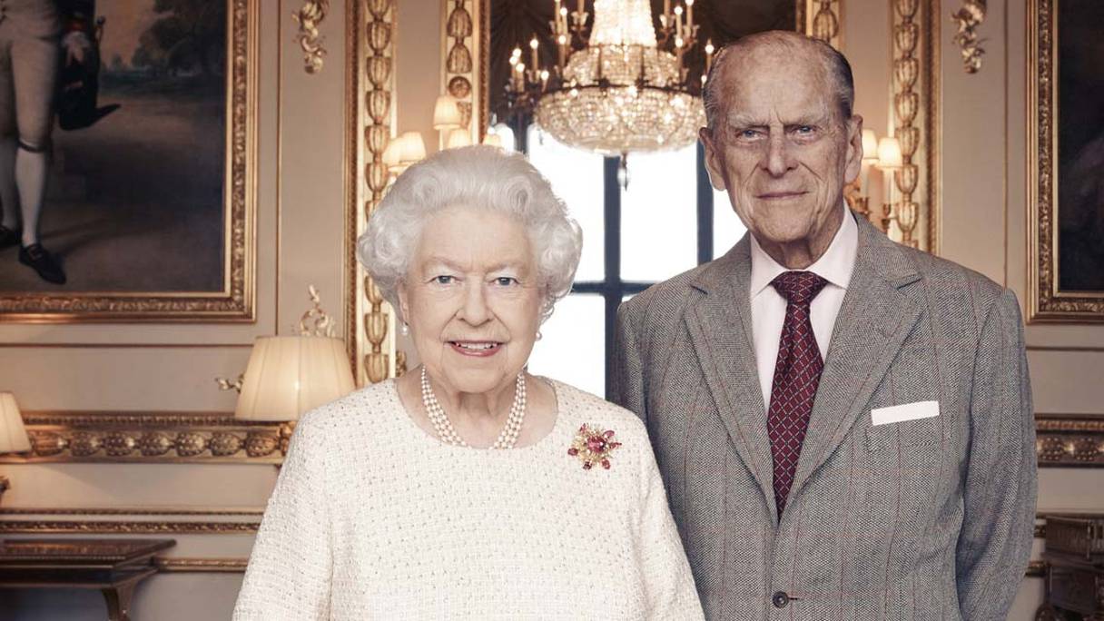 La reine Elizabeth II et le prince Philip posant pour une nouvelle photo officielle à l'occasion de leurs 70 ans de mariage.
