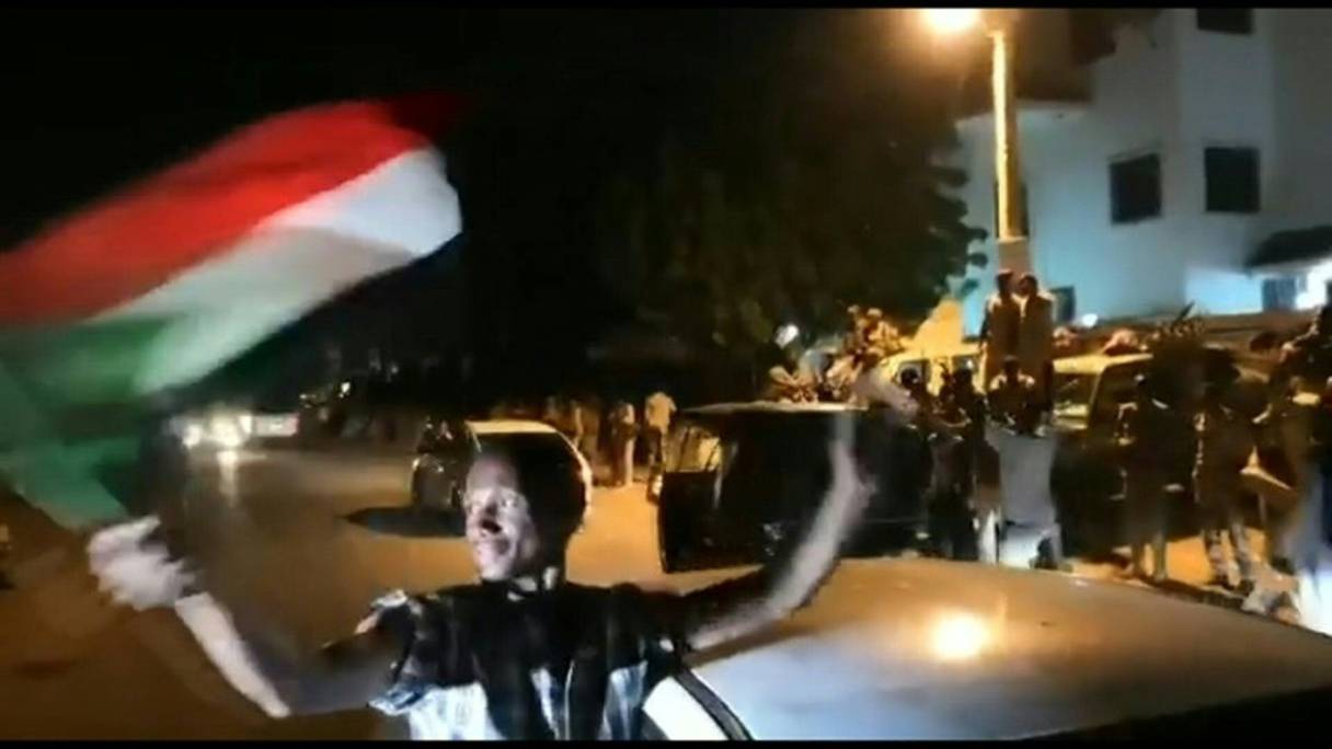 Soudan: célébrations après la démission du chef du conseil militaire.
