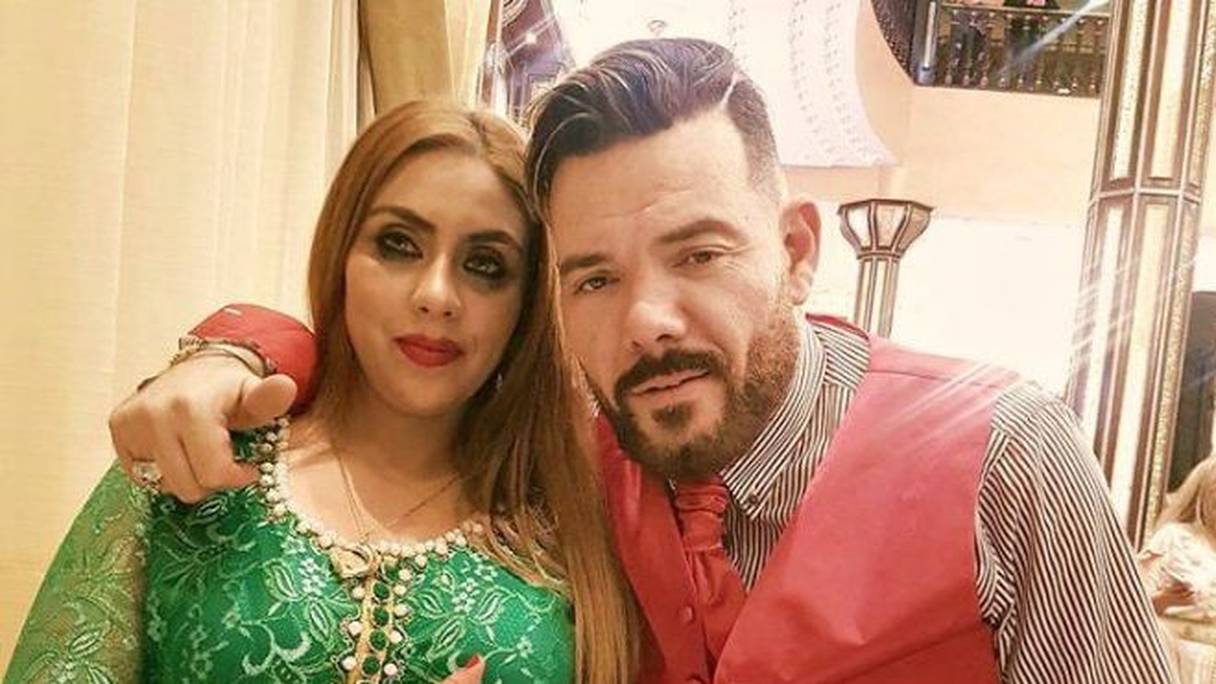 Le chanteur populaire Adil Miloudi et son épouse.
