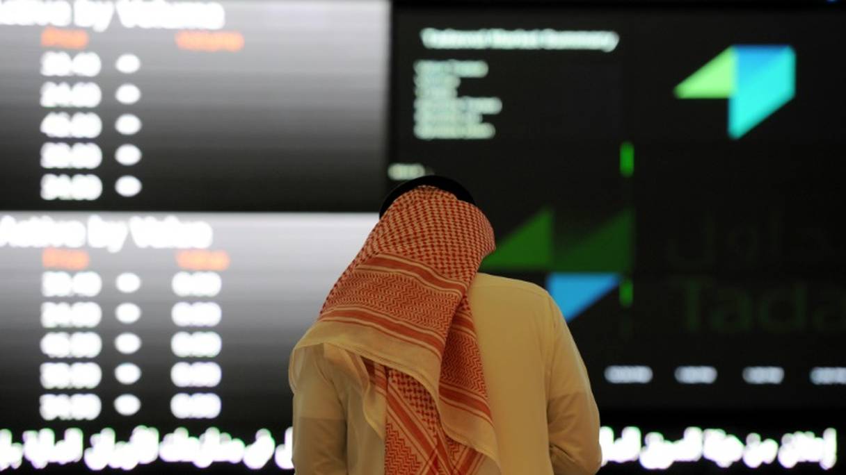 Un investisseur devant des écrans de la Bourse saoudienne, à Riyad.
