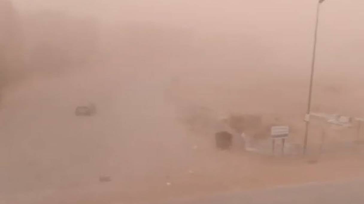 Des particules de poussière ont été soulevées par des vents violents, dans la région de Marrakech, le 16 décembre 2019. 
