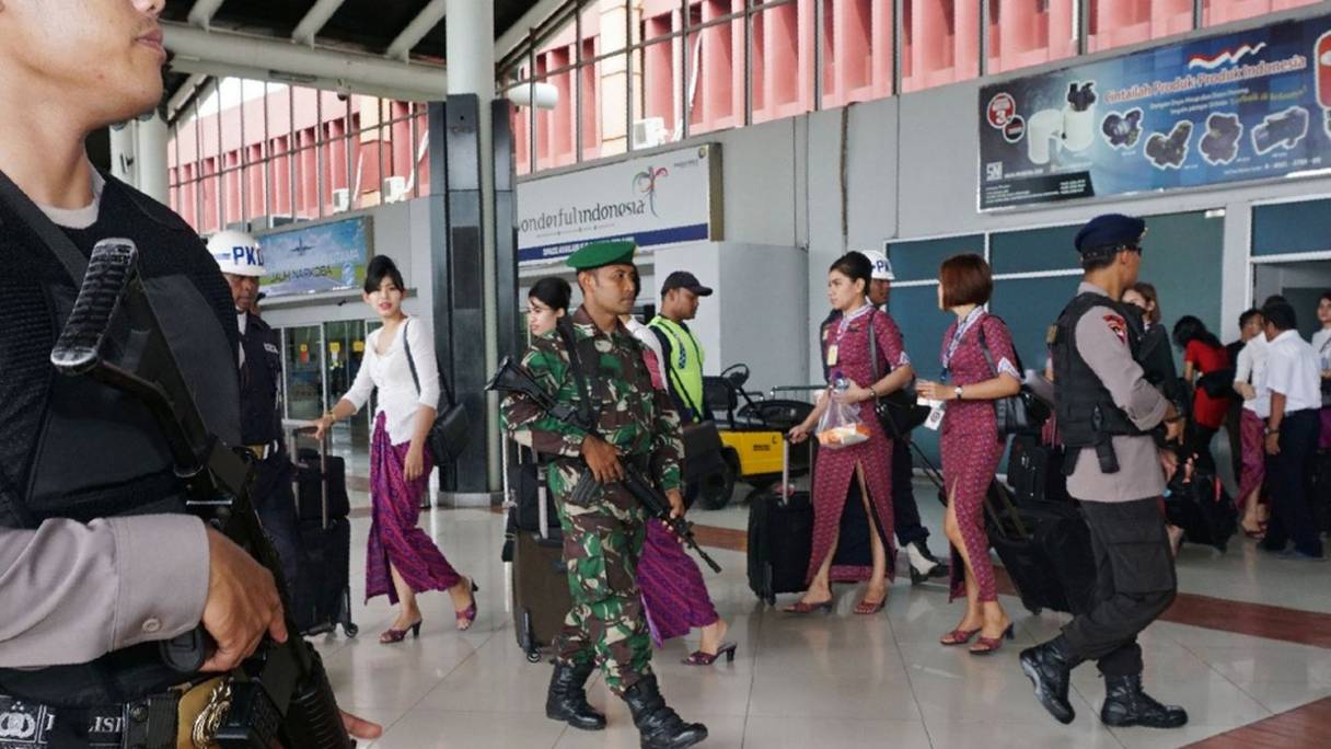 Les forces de sécurité à l'aéroport de Jakarta. 
