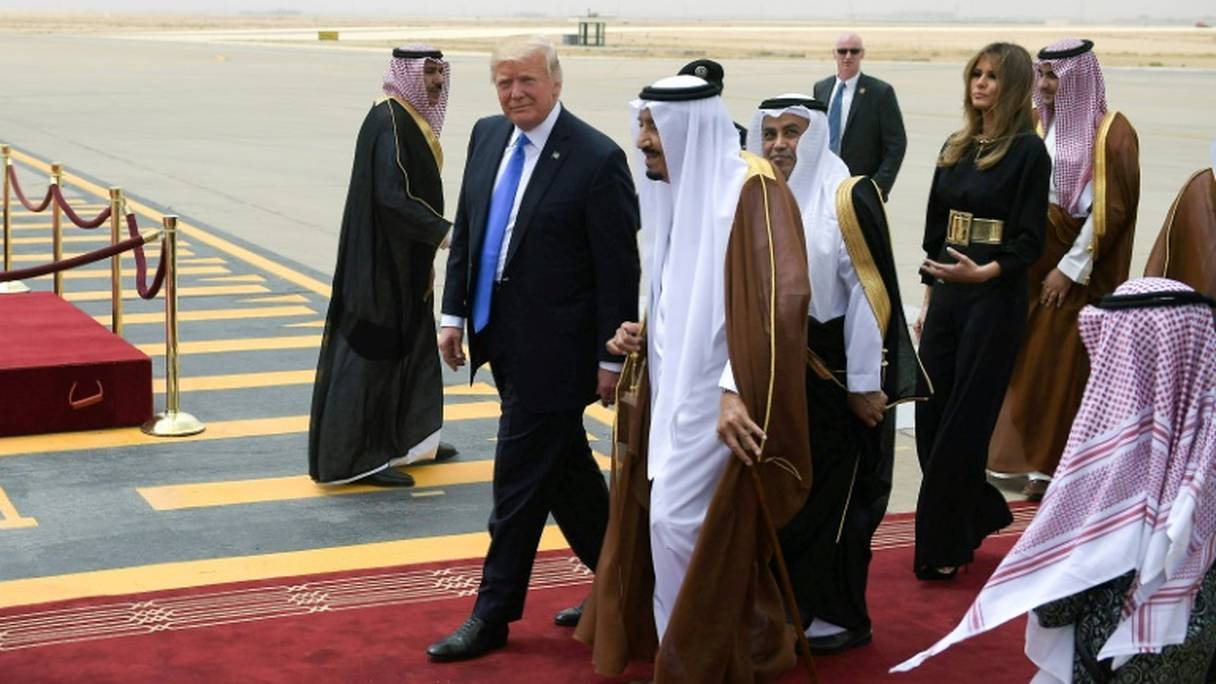 Le président américain Donald Trump accueilli par le roi Salmane à Ryad, en Arabie saoudite, le 20 mai 2017.
