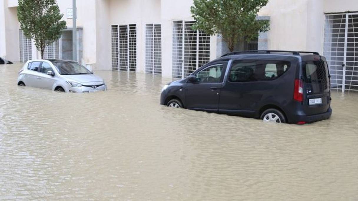 Des voitures submergées par l'eau dans l'un des quartiers de Tanger. 
