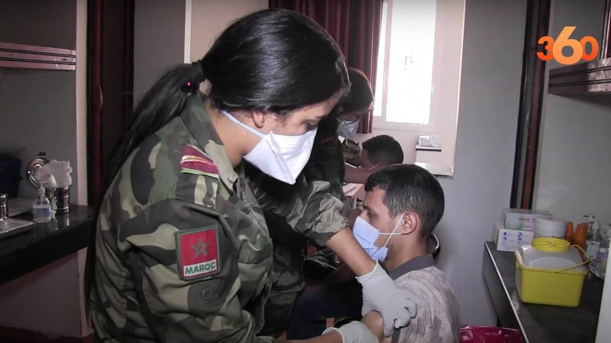 A Agadir, une équipe médicale des Forces armées royales vaccine des citoyens contre le coronavirus, le 28 juillet 2021.
