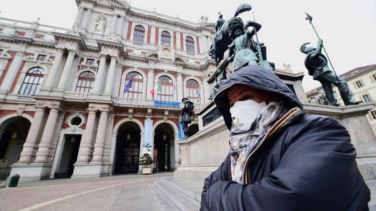 Une femme portant un masque à Turin, le 5 mars 2020.
