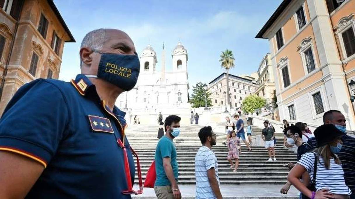 La police italienne vérifie que les passants portent leurs marsques de protection, à Rome le 17 août 2020.
