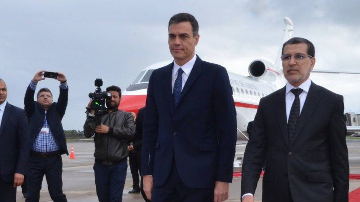 Le président du gouvernement espagnol accueilli à sa descente d'avion, à Rabat, par le chef du gouvernement, Saâd-Eddine El Othmani, le 19 novembre 2018. 
