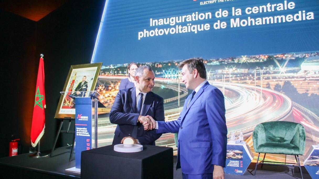 Le ministre de l’Industrie et du Commerce, Ryad Mezzour, et le président directeur général du Groupe Nexans, Christopher Guérin, lors de l'inauguration de la centrale photovoltaïque de Nexans, mercredi 7 décembre 2022.
