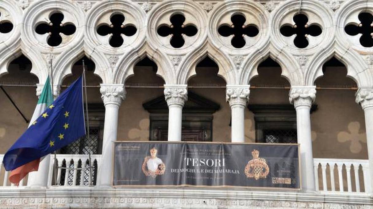 L'affiche de l'exposition de bijoux au Palais des Doges à Venise. 
