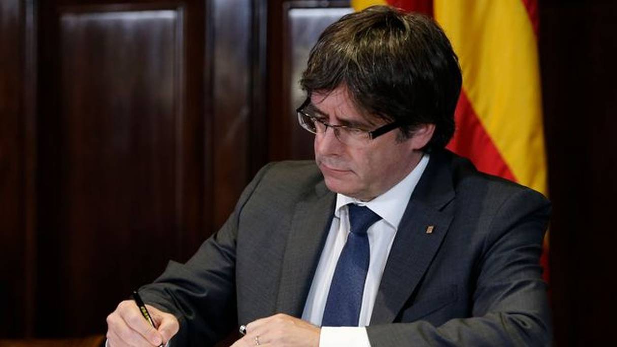 Le chef du gouvernement catalan Carles Puigdemont signe un décret permettant la convocation d'un référendum sur l'indépendance de la région. 
