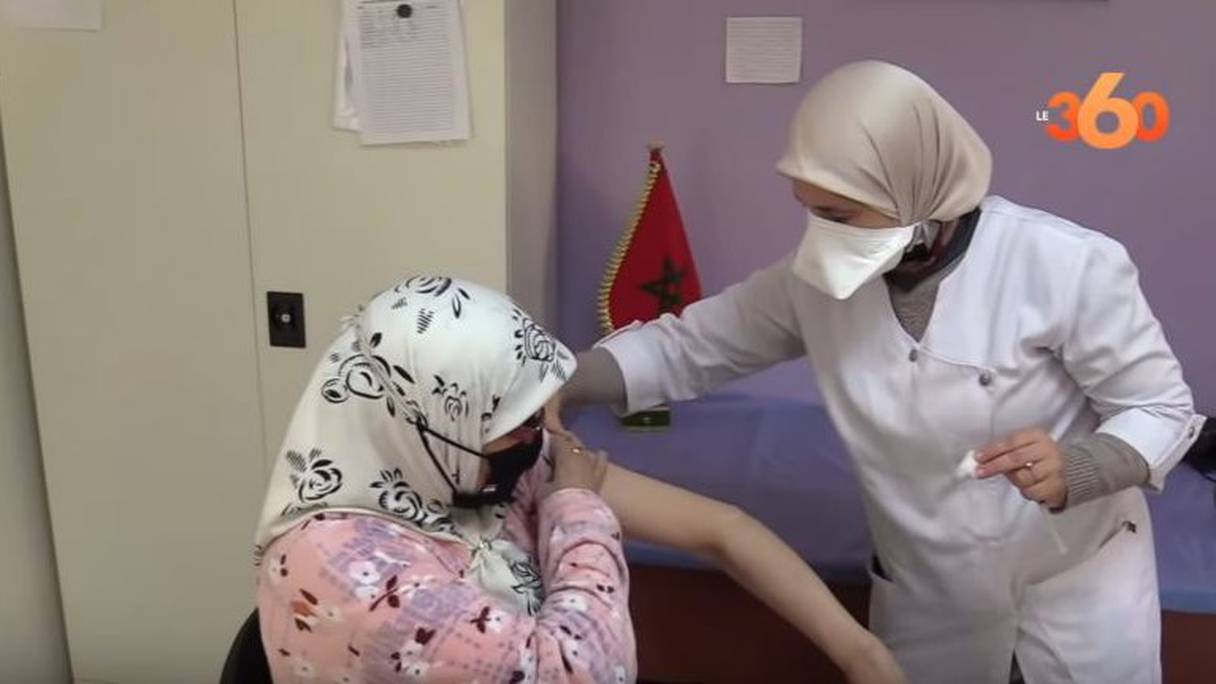 A Oujda, des ressortissants algériens se font vacciner contre le Covid-19.
