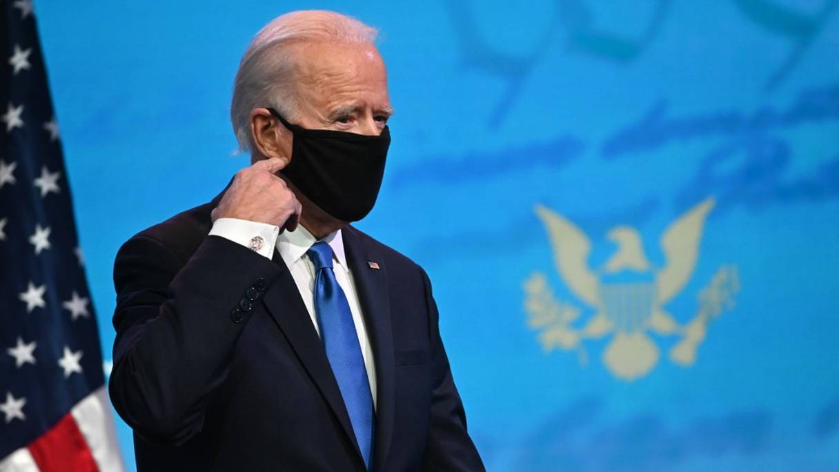 Le président élu Joe Biden ajuste son masque sanitaire à son arrivée au Queen Theatre de Wilmington (Delaware), le 14 décembre 2020.  
