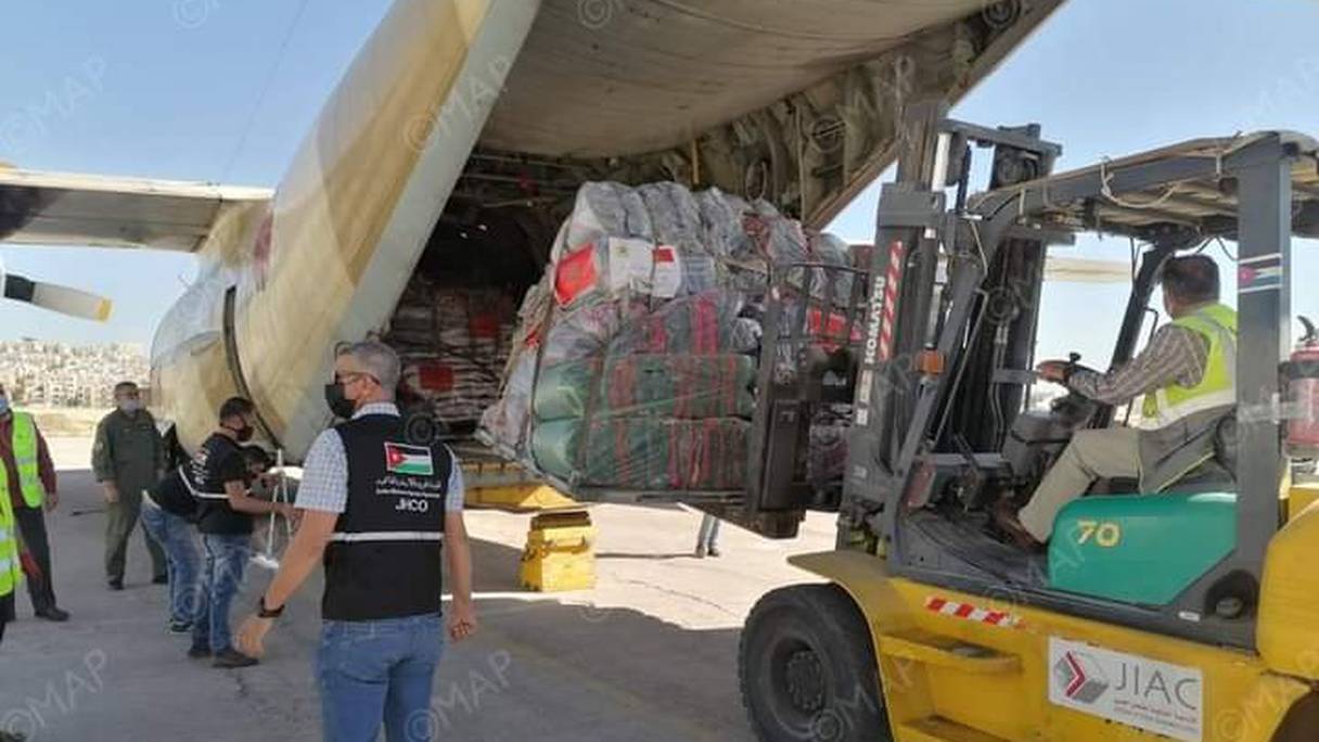 Déchargement de l'aide humanitaire décidée par le Roi aux Palestiniens de Gaza et de Cisjordanie, à l'aéroport de Amman, le 16 mai 2021. 
