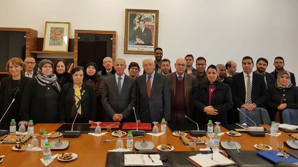 Au milieu à droite (première ligne), le président du Club diplomatique marocain Taieb Chaoudri et, à gauche, le Directeur par intérim de la BNRM, Abdelilah Tahani.
