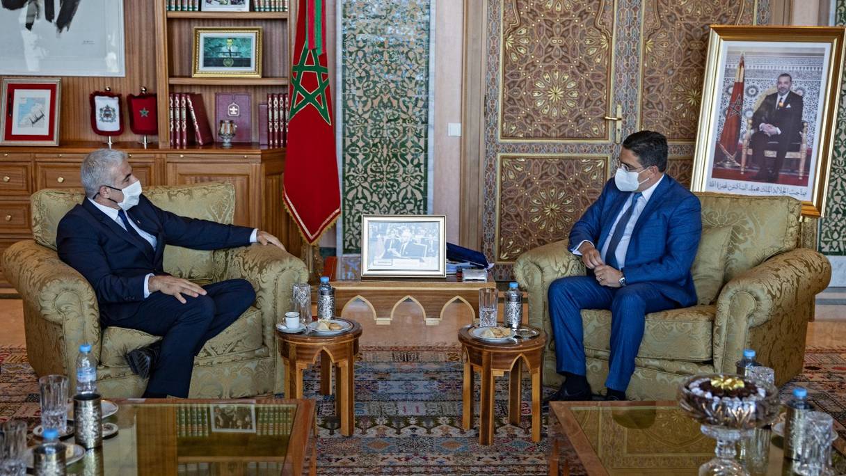 Le ministre des Affaires étrangères Nasser Bourita (à droite) et son homologue israélien Yaïr Lapid, à Rabat, à la suite de la signature d'accords de coopération, le 11 août 2021.
