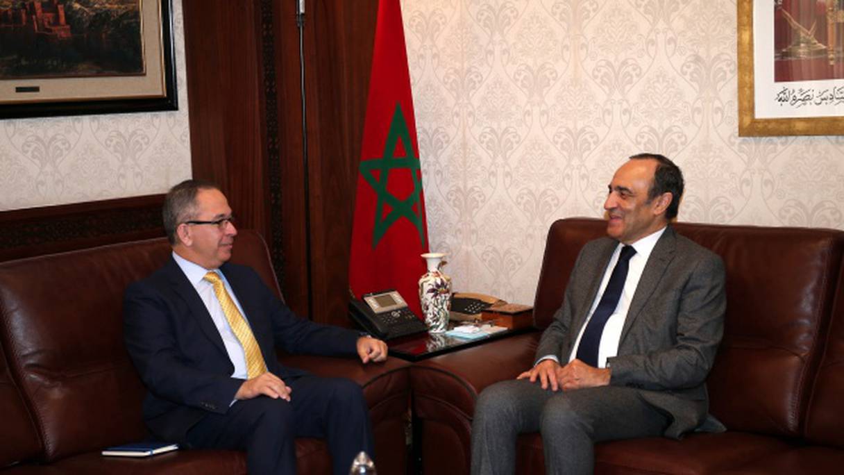 L’ambassadeur de Cuba au Maroc, Javier Domokos Ruiz, avec le président de la Chambre des représentants, Habib El Malki. 
