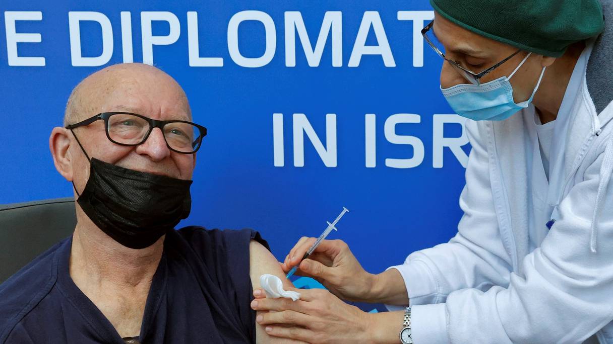 Une personne reçoit une quatrième dose du vaccin Pfizer-BioNTech contre le Covid-19 au centre médical Ichilov Tel Aviv Sourasky de la ville côtière méditerranéenne de Tel Aviv en Israël, le 3 janvier 2022.
