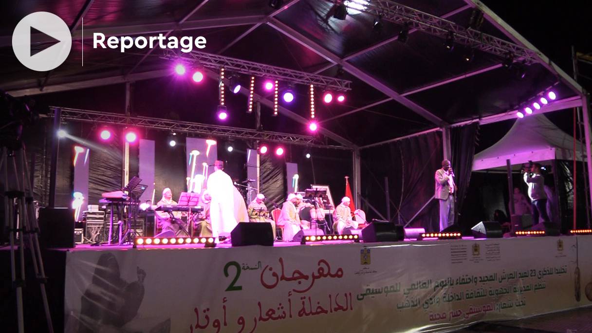 Scène du festival «Dakhla, poèmes et cordes», place Hassan II, le 3 juillet 2022. 
