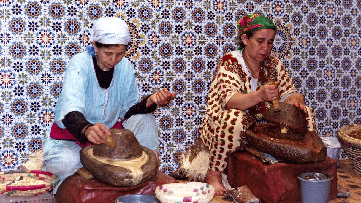 Des femmes extraient l'huile des noix d'argan.
