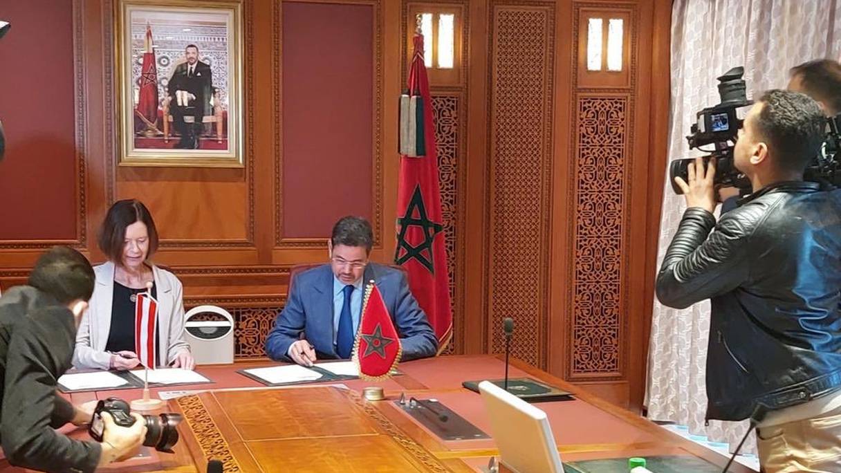 Le premier président de la Cour de cassation, président délégué du CSPJ, Mohamed Abdennabaoui, et la présidente de la Cour suprême d'Autriche, Elisabeth Lovrek, lors de la signature d'un mémorandum d'accord, lundi 21 mars 2022 à Rabat.
