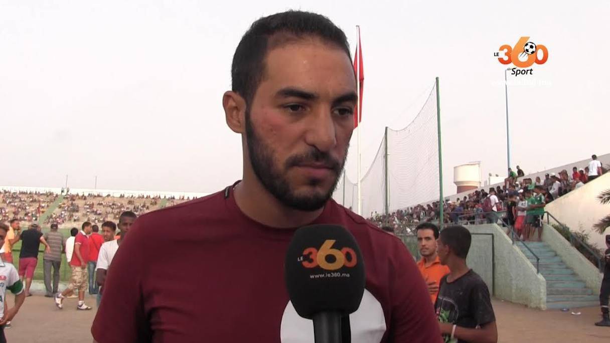Le footballeur Yassine Salhi raconte sur les réseaux sociaux que la barrière s'est rabattue et a brisé son pare-brise alors qu'il franchissait un péage.
