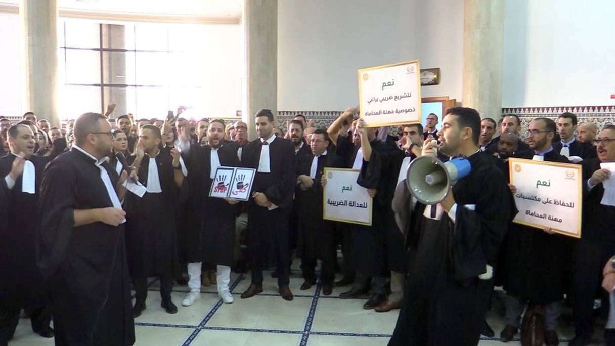 Les avocats au barreau de Tanger ont organisé un sit-in à la Cour d'appel pour protester contre les nouvelles mesures introduites dans le PLF 2023, mardi 1er novembre 2022.
