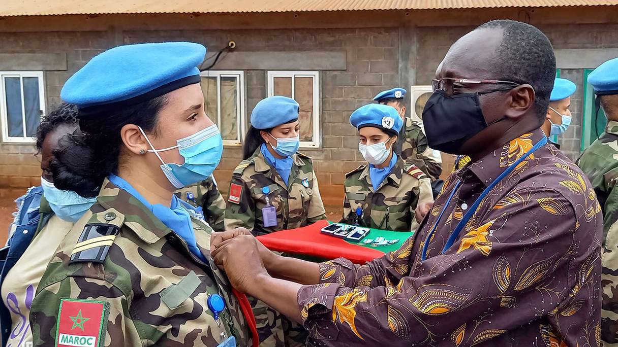 Une Casque bleue marocaine du bataillon marocain Morbatt, à Bangassou, au sud-est de la République centrafricaine, reçoit une médaille de l'ONU, au cours d'une cérémonie, le 20 août 2021. 
