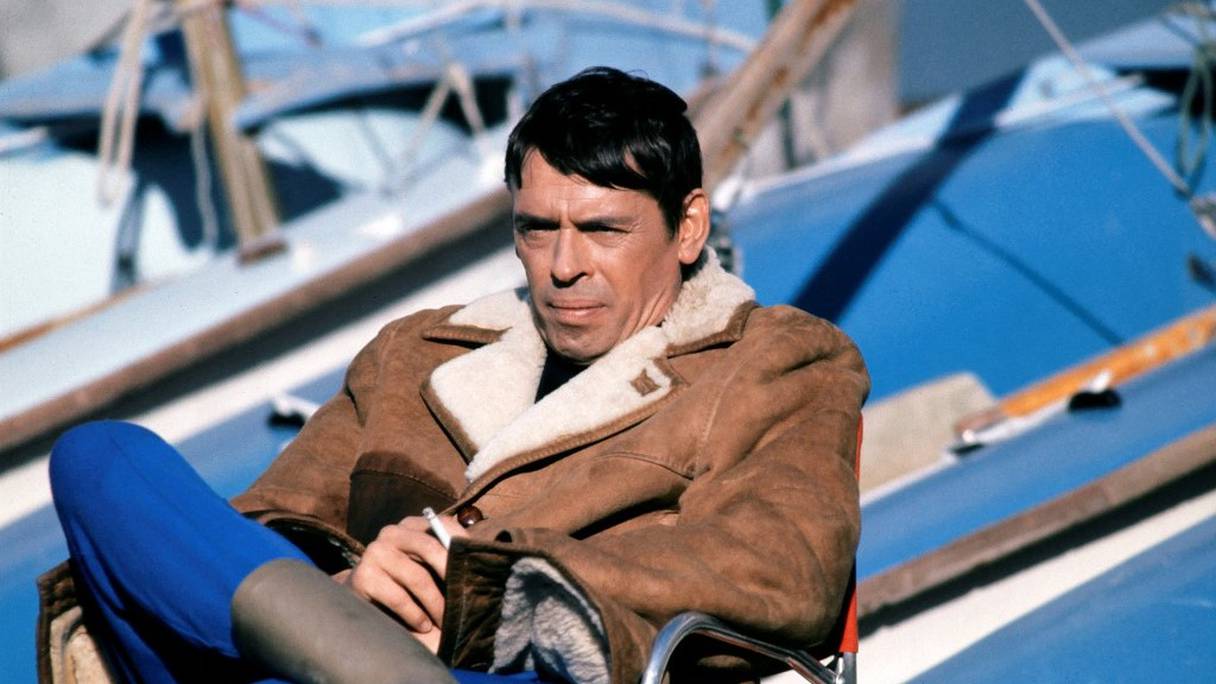 Le chanteur belge Jacques Brel, dans le port de Marseille, dans le sud de la France, le 1er décembre 1970. En 1974, Jacques Brel quitte la Belgique pour un tour du monde à la voile sur son bateau, l'Askoy. 
