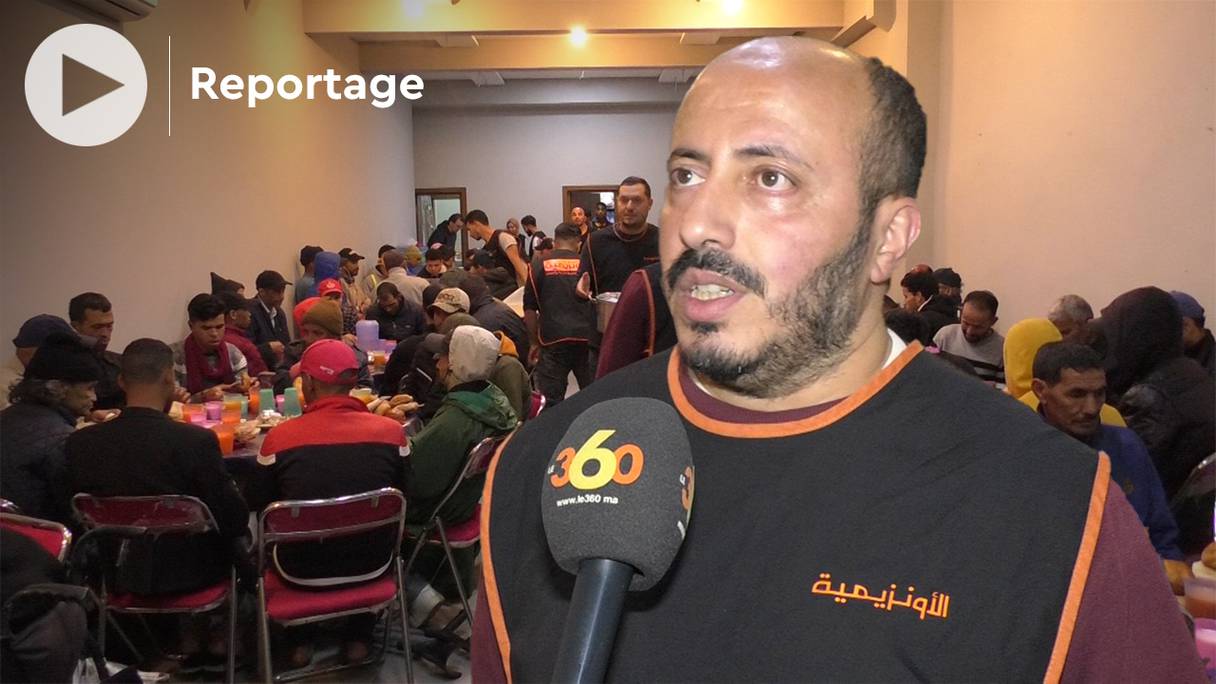 Hassan, de l’association Ouzimia pour le développement et la solidarité du quartier Maârif de Casablanca, est ravi de pouvoir faire bénéficier près de 140 personnes de cette opération de ftour offerts.
