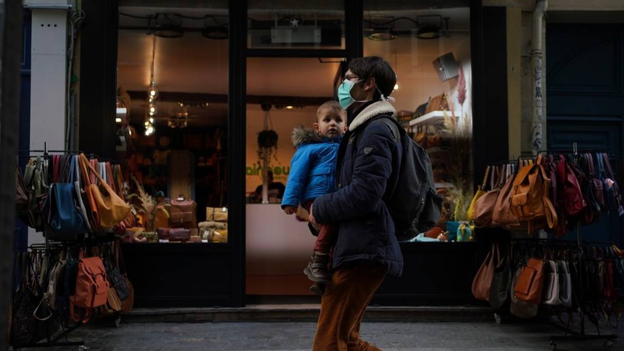 Un homme et un enfant en bas âge dans une rue de Paris, le 13 mars 2020. 
