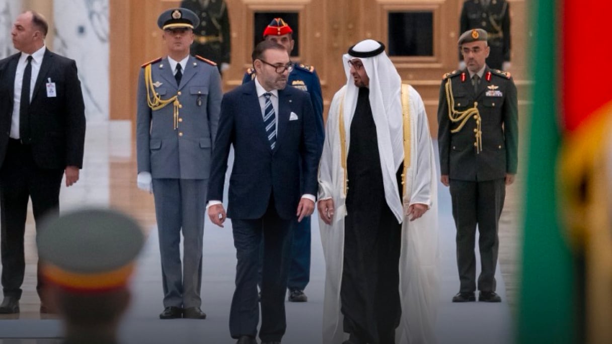 Le roi Mohammed VI et le président émirati Mohammed Ben Zayed Al Nahyane, lundi 4 décembre 2023 à Abou Dhabi.
