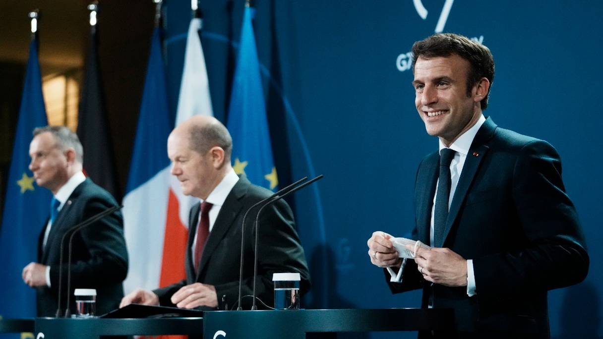 Le chancelier allemand Olaf Scholz (au centre), le président polonais Andrzej Duda (à gauche) et le président français Emmanuel Macron (à droite), à une conférence de presse conjointe, le 8 février 2022 à Berlin.
