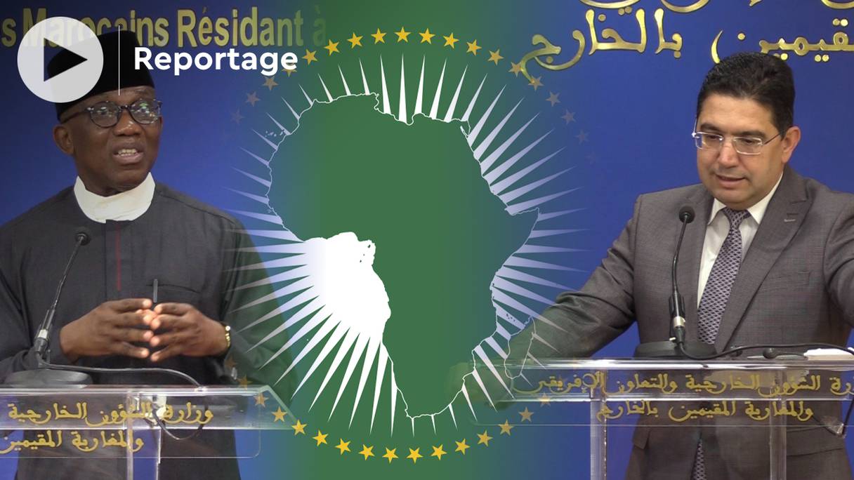 Bankole Adeoye, commissaire aux affaires politiques, à la paix et à la sécurité de l'Union africaine (UA) et Nasser Bourita, ministre des Affaires étrangères, au terme d'une longue entrevue, à Rabat, mardi 16 novembre 2021.
