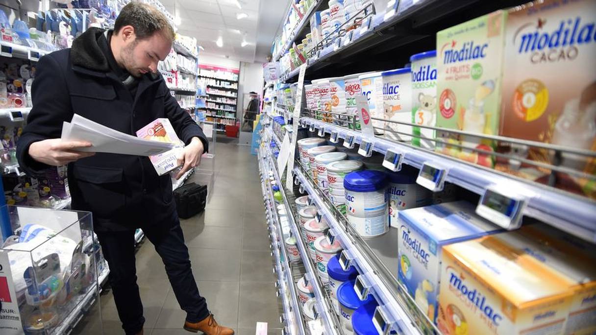 Un membre de la Direction générale de la concurrence, de la consommation et de la répression des fraude inspectant des produits laitiers dans une pharmacie d'Orléans en France le 11 janvier 2018.
